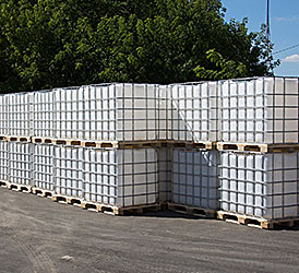 IBC CONTAINER IBC Container sind optimale Lager- und Transportbehälter für Flüssigkeiten aller Art. Für Gefahrgut-Transporte gibt es den IBC Behälter mit UN-Zulassung. Sie bieten ein Volumen von 1.000 l und zeichnen sich durch ihre Wiederverwendbarkeit aus. 