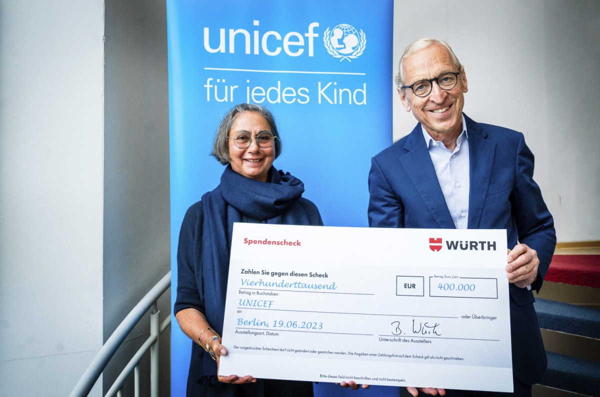 Bettina Würth überreicht die Spende an Georg Graf Waldersee ©UNICEF/Zimmermann