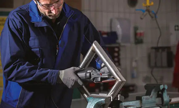 Edelstahlrahmen schleifen